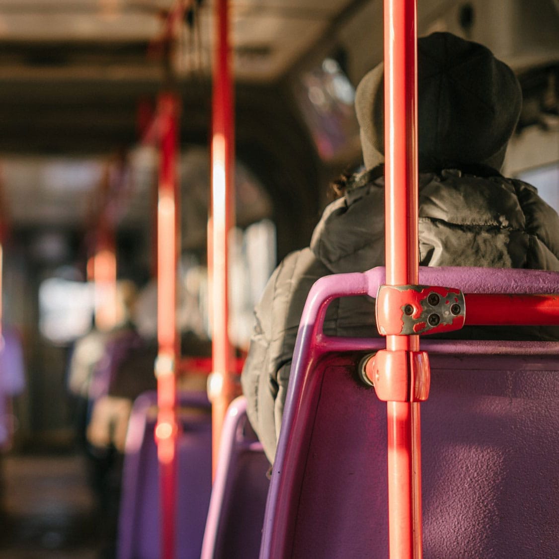 Fahrgast mit Rucksack in einem Bus eines regionalen Verkehrsbetriebs