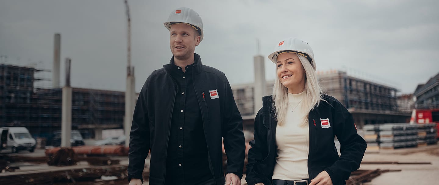 Köster-Mitarbeiter auf einer Baustelle – Teamarbeit in der modernen Bauausführung