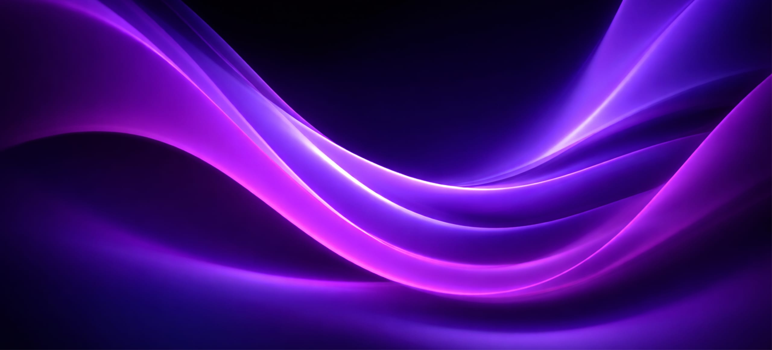 Leuchtende lila Wellenlinien symbolisieren digitale Transformation und Innovation