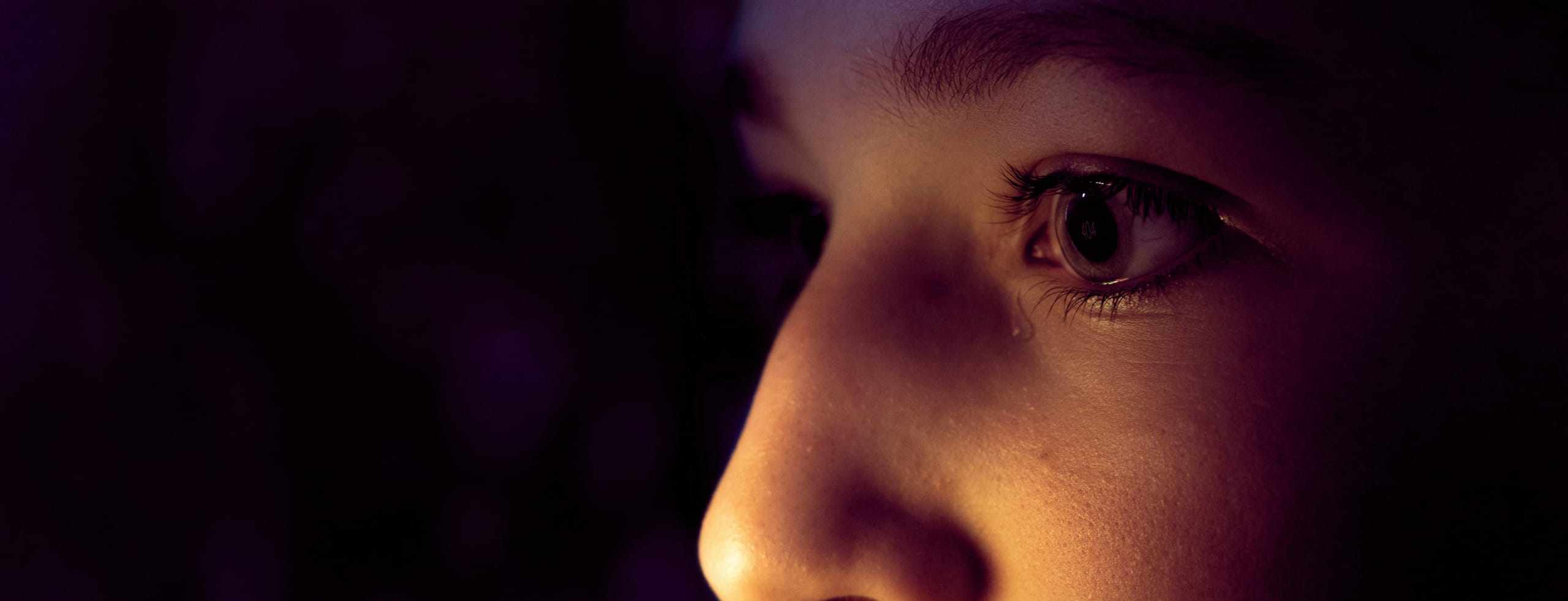 Nahaufnahme eines Gesichts mit Träne im Auge