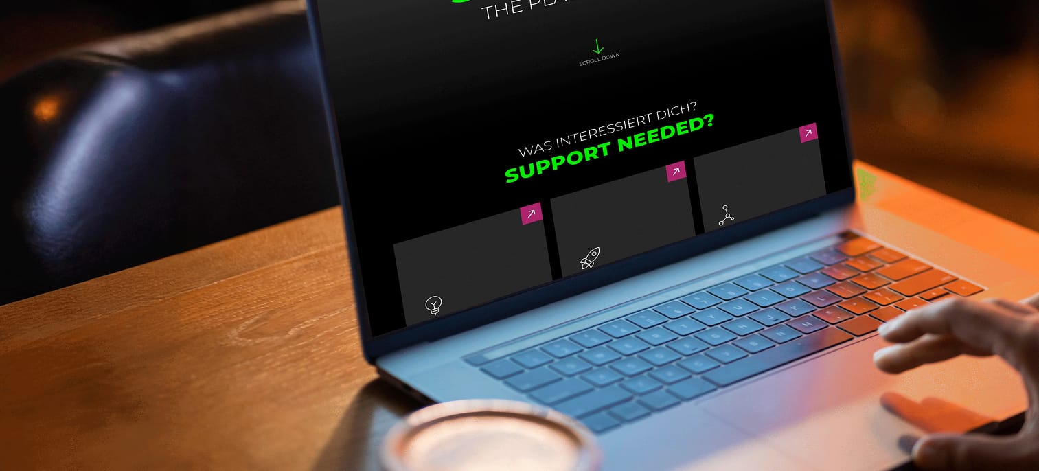 Laptop-Display zeigt die neue Seedhouse-Website mit der Frage "Was interessiert dich? Support needed?"