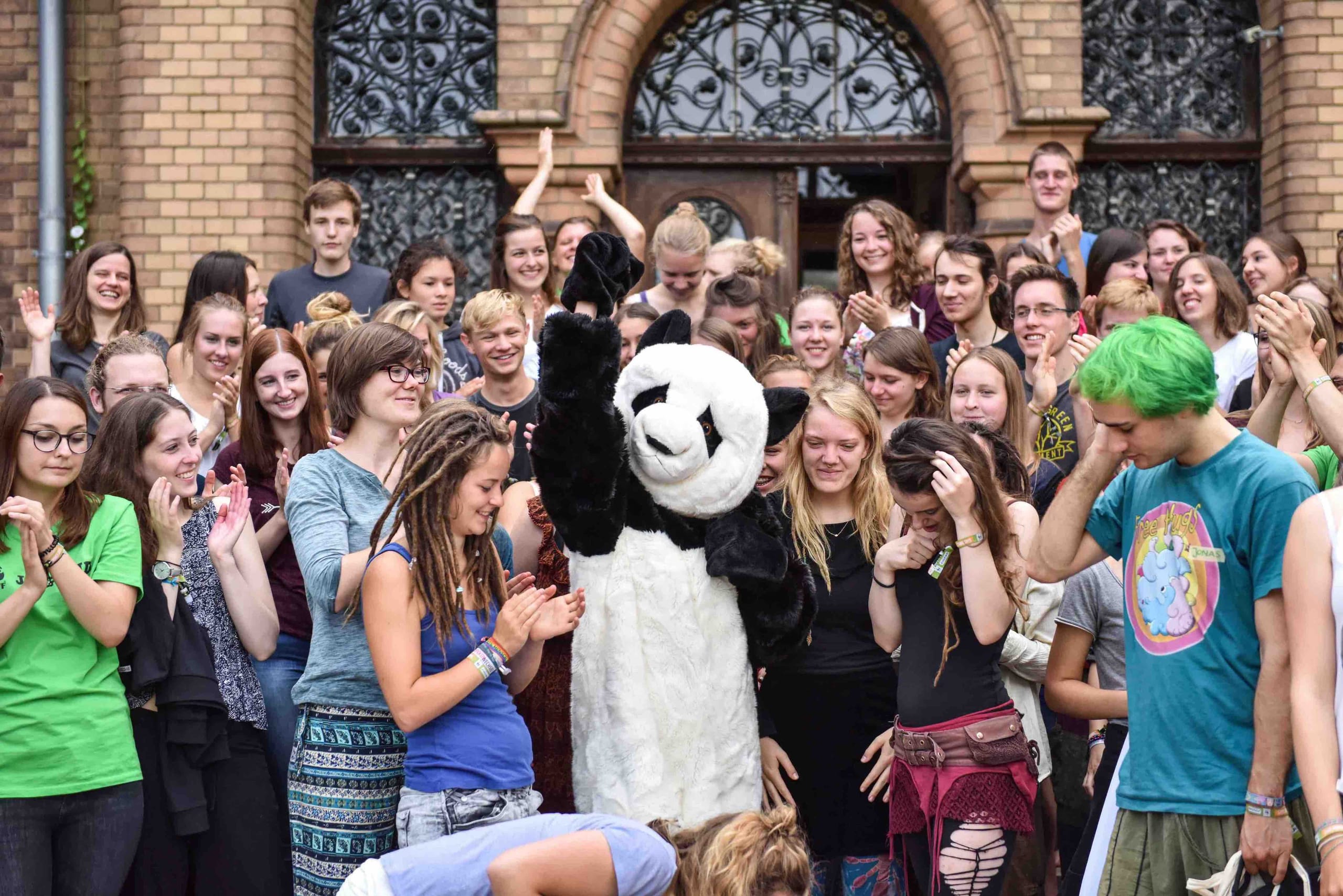 Gruppenfoto WWF Jugend mit Panda Maskottchen