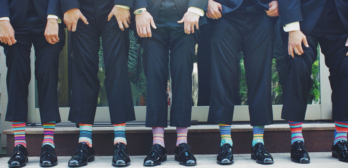 maenner-mit-anzug-und-bunten-socken