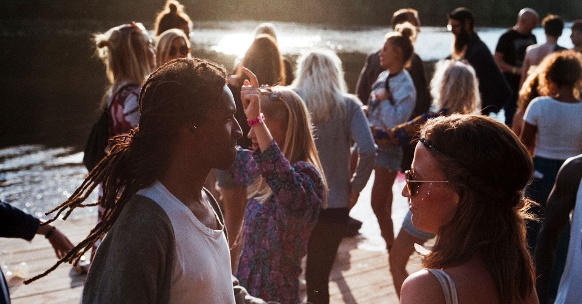 menschen-beim-feiern-am-see