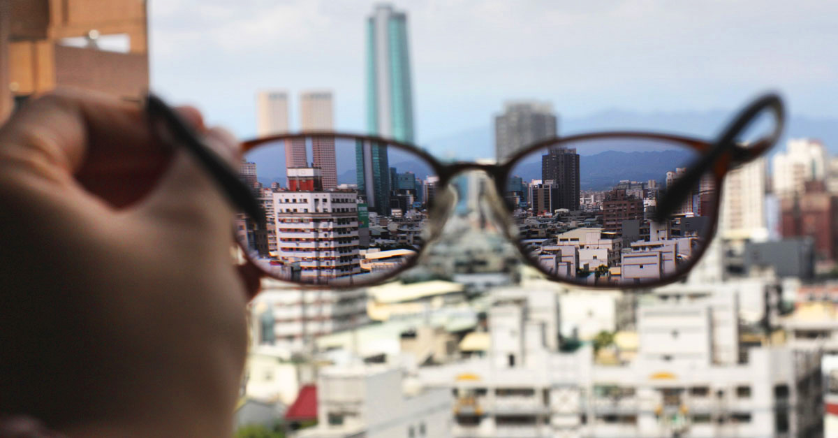 blick-durch-brille-auf-stadt