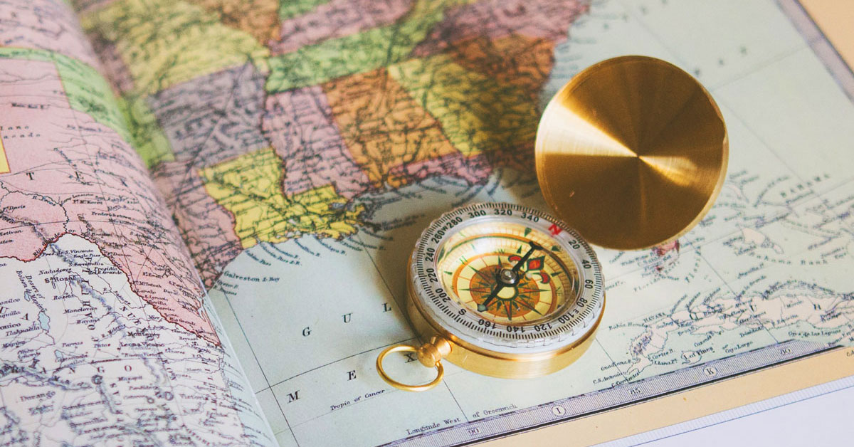 Kompass auf Landkarte
