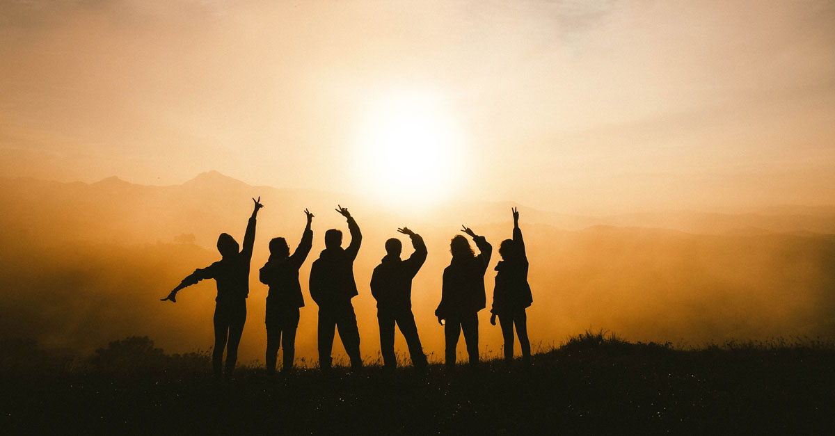 freunde-sonnenuntergang-berge