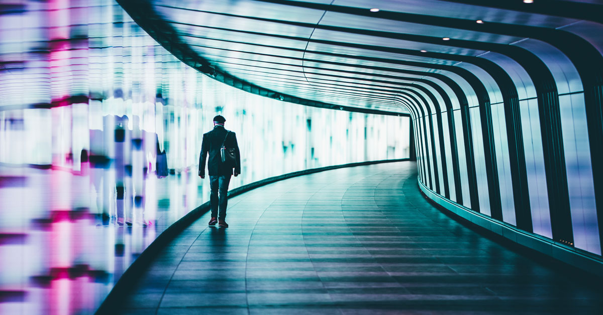 Mann im Gang mit Neonlichtern