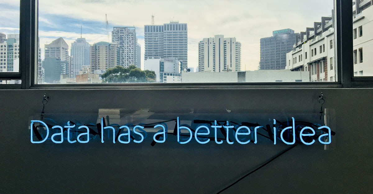 Stadt mit Neonschild Data has a better idea