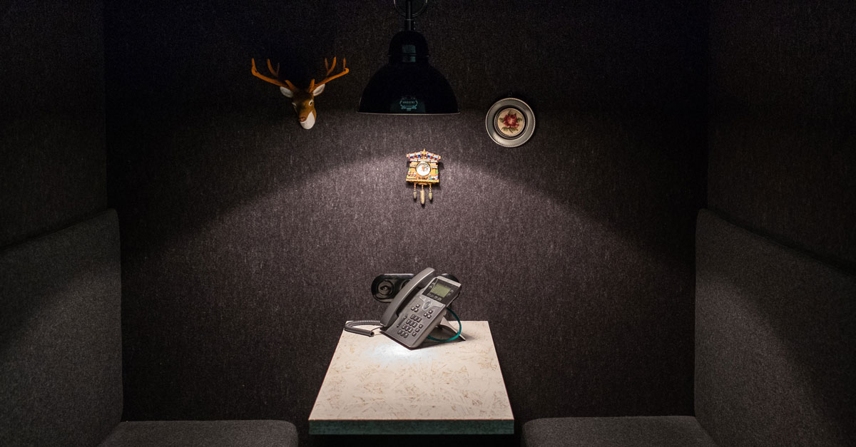 Kurioser Raum mit Telefon und Wanddekoration