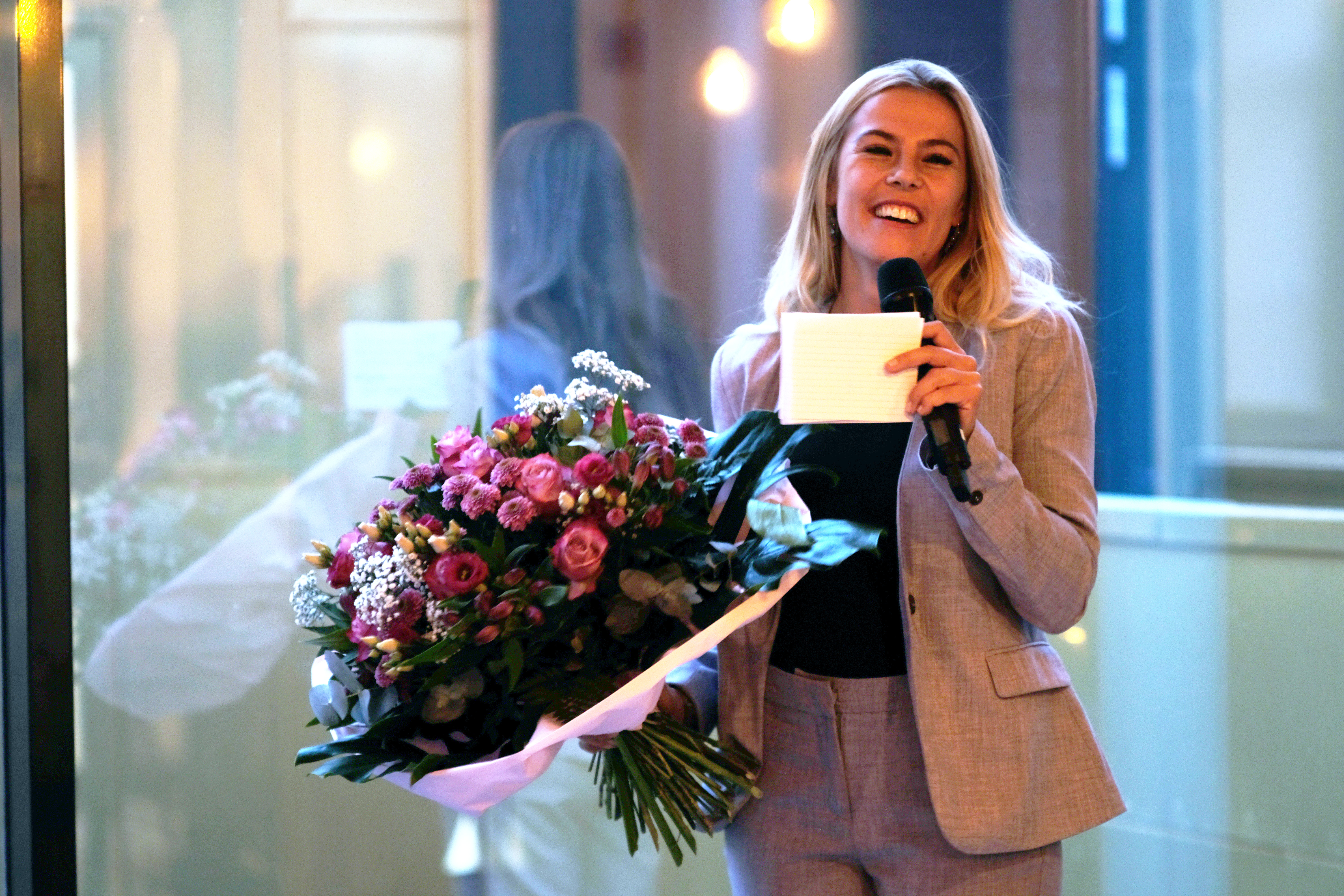 Moderatorin Alexandra Merkel von KPMG bei der Digital Sales Night 2020 von MUUUH!