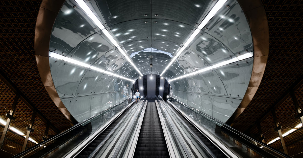 Eine futuristische Rolltreppe