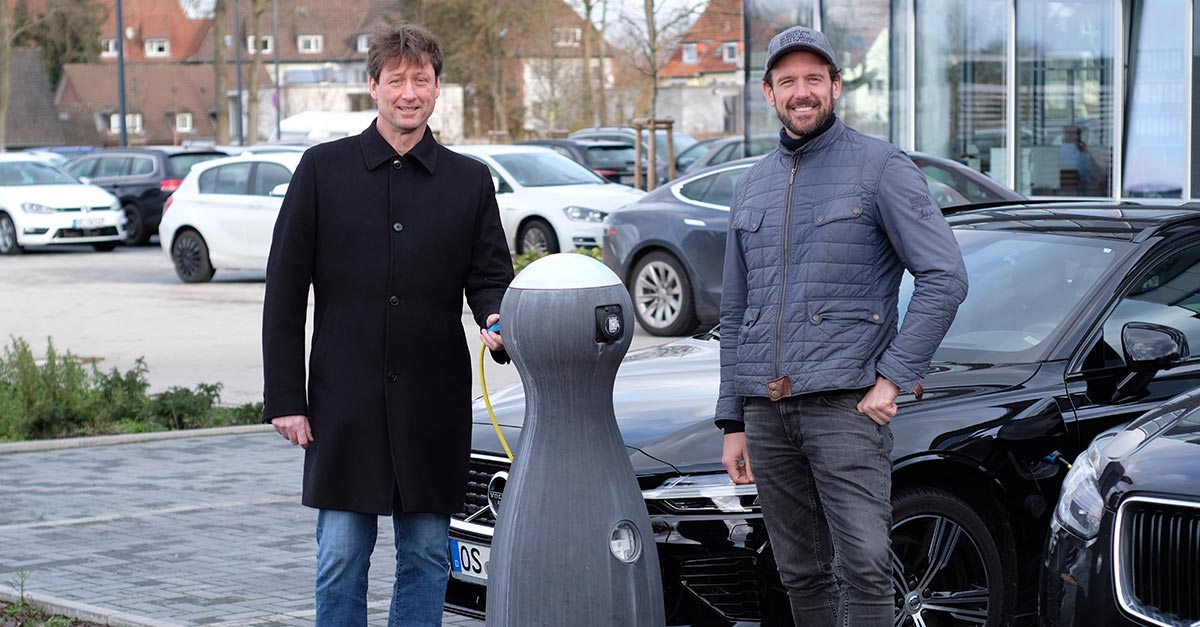 Ben Ellermann vor Elektro Ladesäule