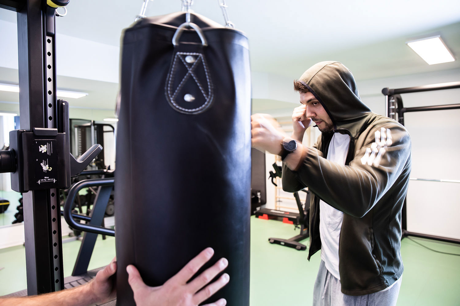 MUUUH!-Mitarbeiter trainiert im Fitnessraum.