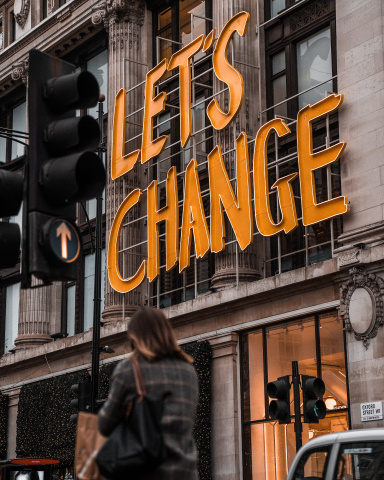 City Building mit "lets change" Aufschrift