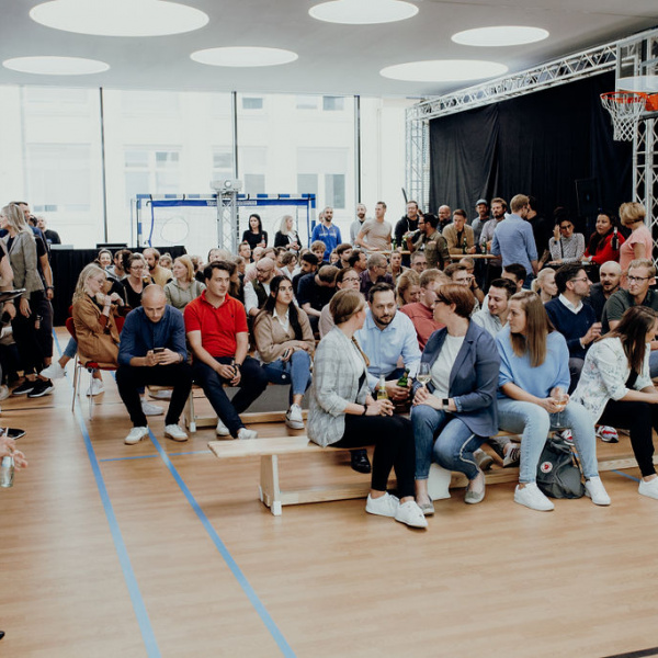 MUUUH!-Mitarbeitende in der Turnhalle