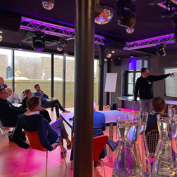 Foto vom letzten AI-Event bei MUUUH! - Workshop-Szene beim in der MUUUH!-Disko