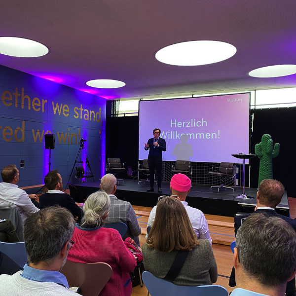Foto vom letzten AI-Event bei MUUUH! - Begrüßung durch Jens Bormann
