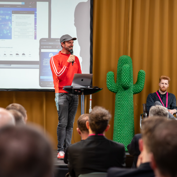 Ben Ellermann präsentiert die Beresa KI-Fahrzeugsuche bei der Digital Automotive Dealer Night.