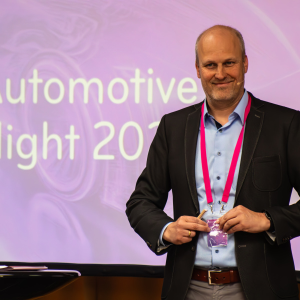 Dr. Christian Stallkamp eröffnet die Digital Automotive Dealer Night.