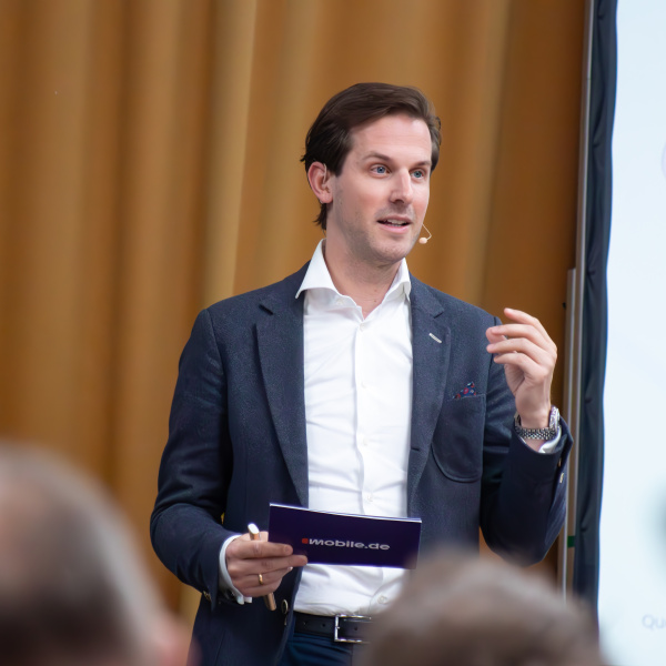 Florian Baur von mobile.de präsentiert bei der Digital Automotive Dealer Night.