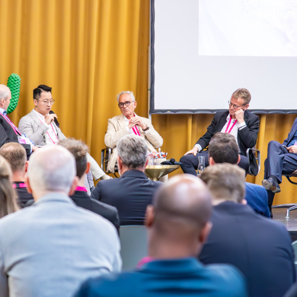Podiumsdiskussion mit führenden Expert:innen der Automobilbranche.