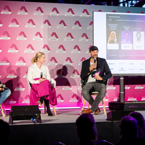 Matthias Quirmbach, Saramena Meier-Sauthoff und Ben Ellermann auf der Bühne des Service Summit.