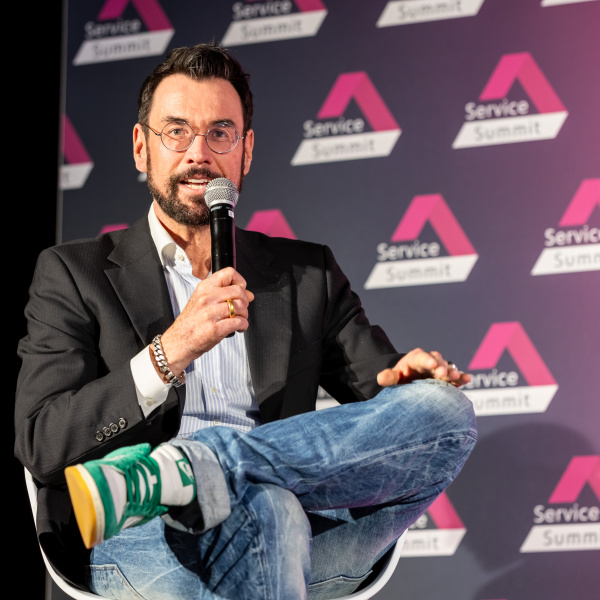 Matthias Quirmbach beim Service Summit mit MUUUH!