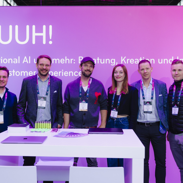 Mitarbeitende der MUUUH! Group vor dem Stand beim Service Summit