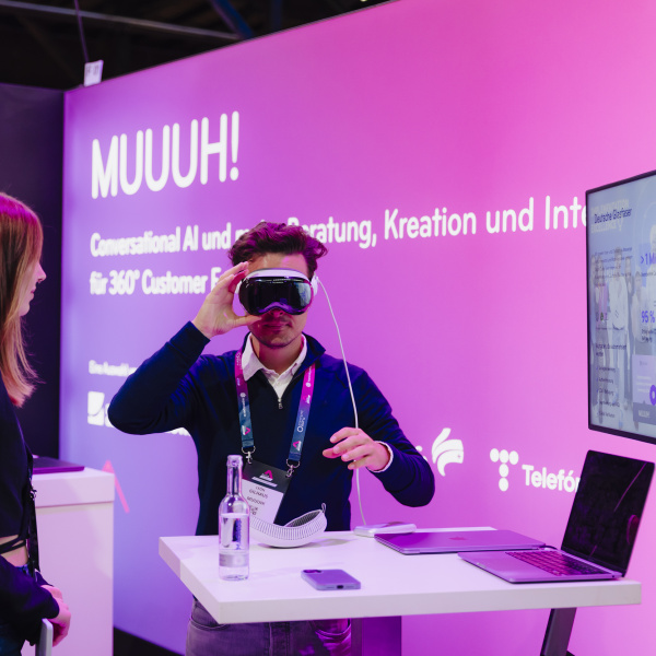 León Gilhaus testet die Apple Vision Pro am Stand von MUUUH!