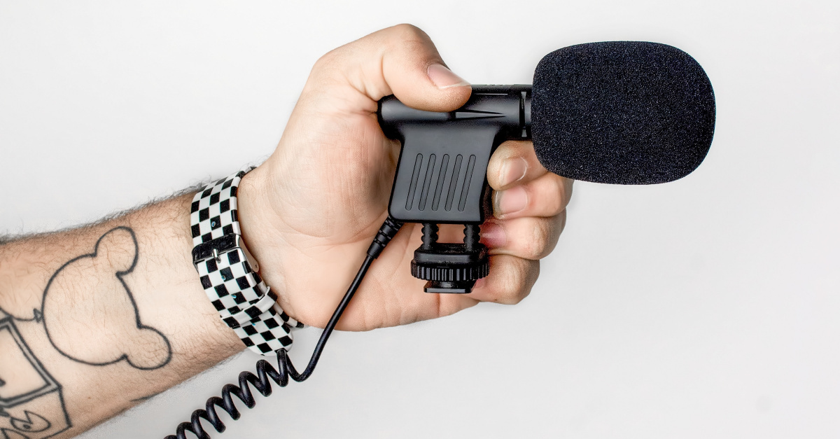 hand-mit-mikrofon