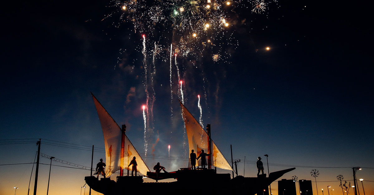 Freunde auf Piratenschiff bei Nacht