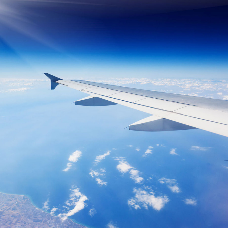 Aussicht aus Flugzeug mit blauem Himmel und Wolken