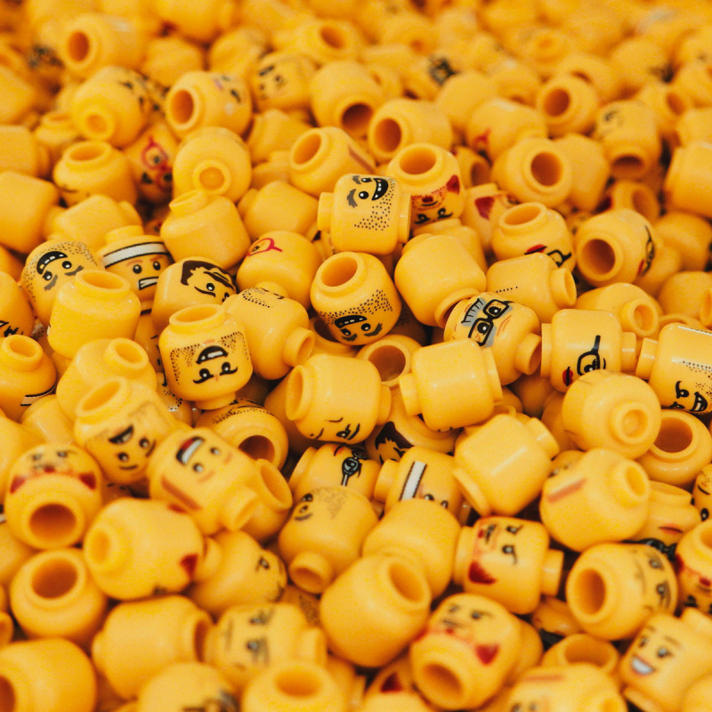 Ein Haufen von Lego Köpfen