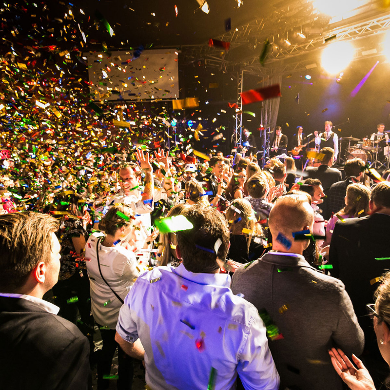 Menschenmenge bei einer Party mit Konfetti