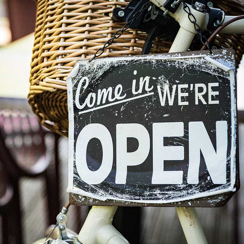 Türschild mit der Aufschrift "we are open"