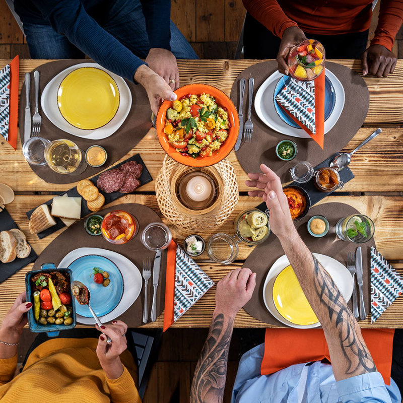 Gedeckter Tisch mit Tapas und Freunden