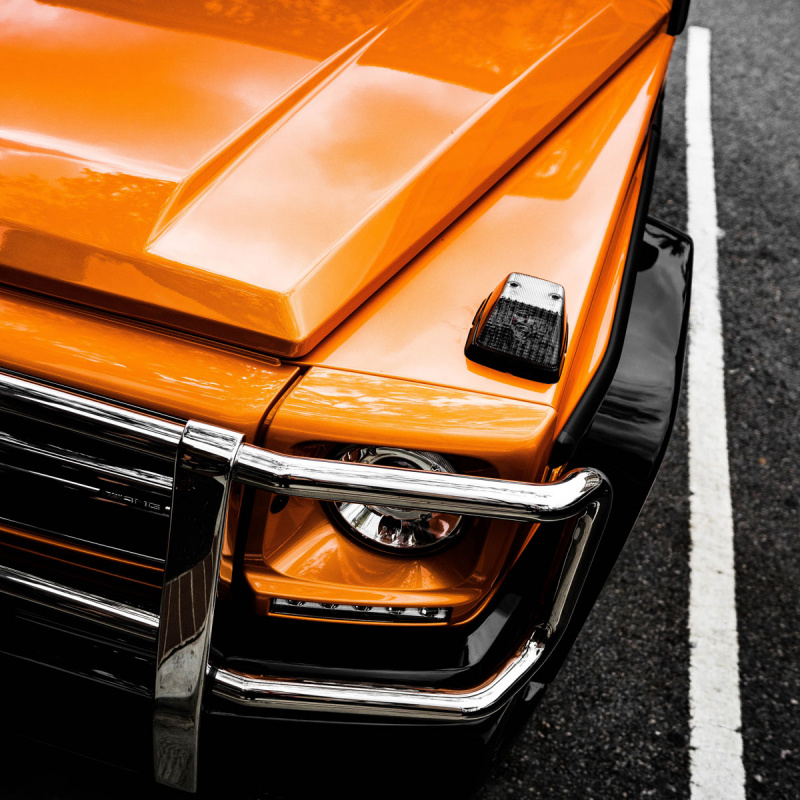 Ein orangefarbener Mercedes