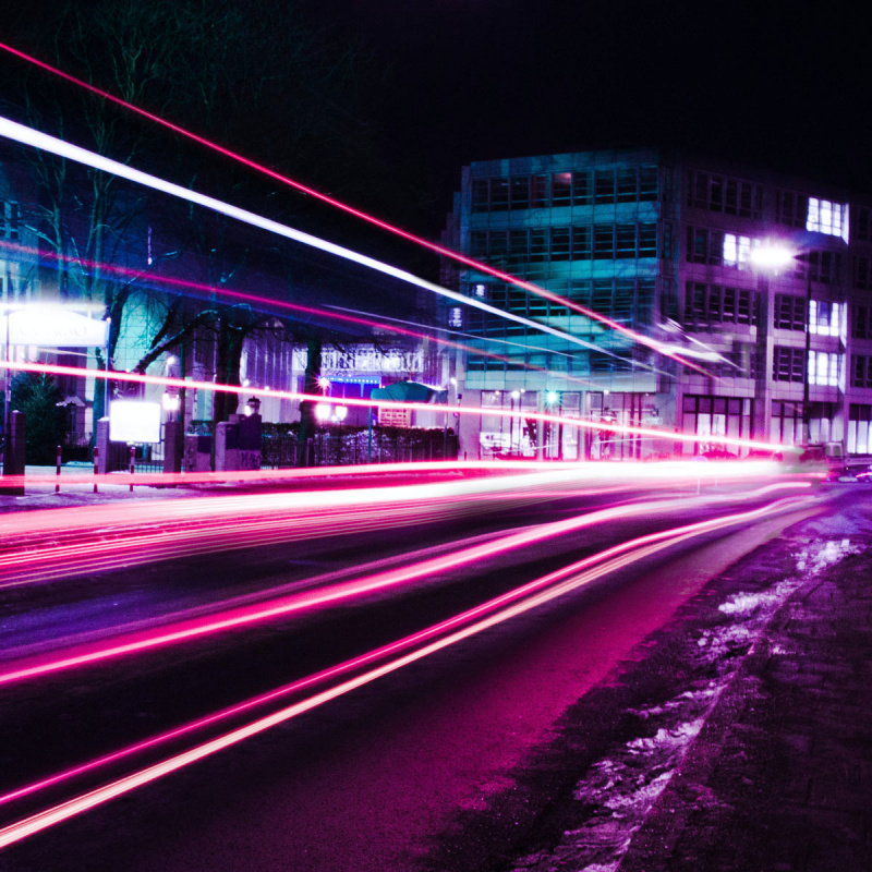 Lichter einer Straße bei Nacht aufgenommen mit Langzeitbelichtung