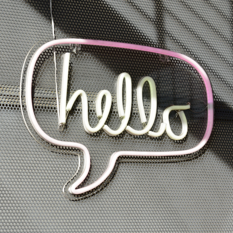 Neon Schild als Sprechblase mit dem Wort Hello