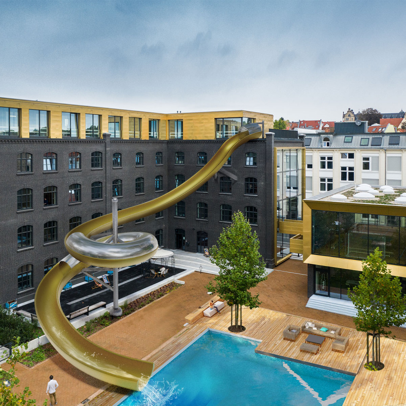 Eine goldene Rutsche führt vom Dach des Hagelofts in einen großen Pool im Innenhof