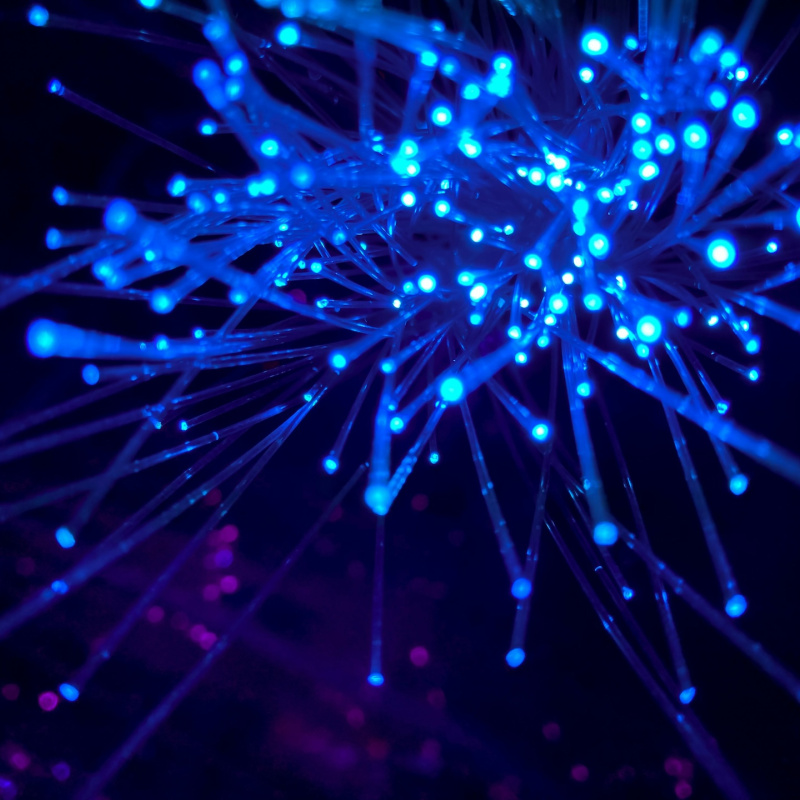 Blaue Lampe, die aussieht wie ein neuronales Netz