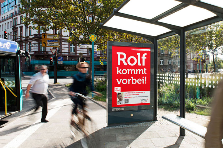 Citylightplakat an einer Bushaltestelle zur Kampagne Gasumstellung Rolf kommt vorbei