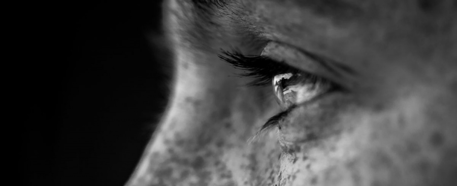 Ausschnitt eines Frauengesichts mit Sommersprossen und Augen