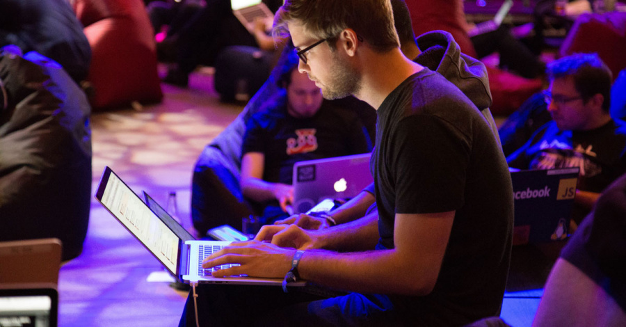 mann-arbeitet-an-laptop-lounge-bereich