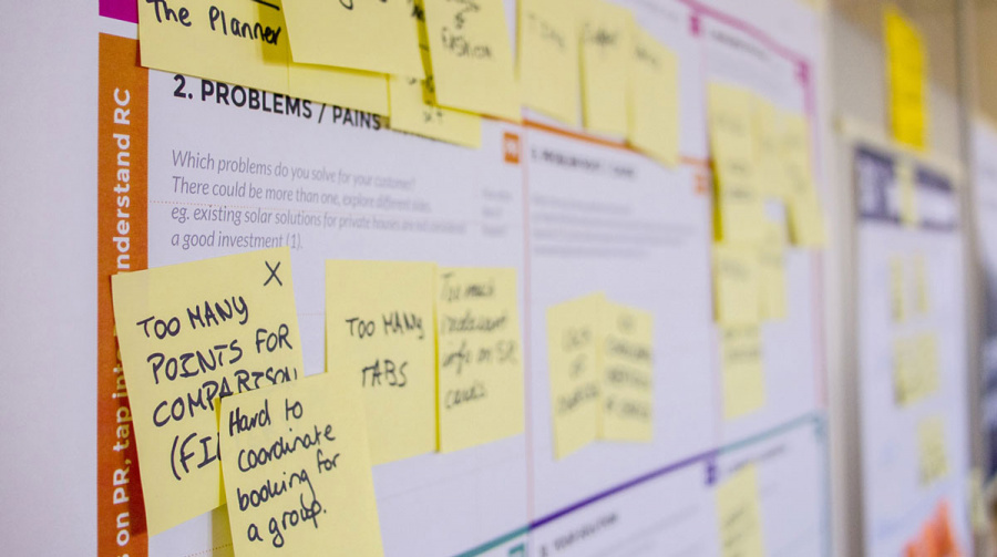 Sticky Notes und Notizzettel auf einem Board