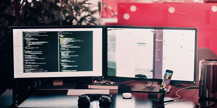 computer-bildschirme-mit-code