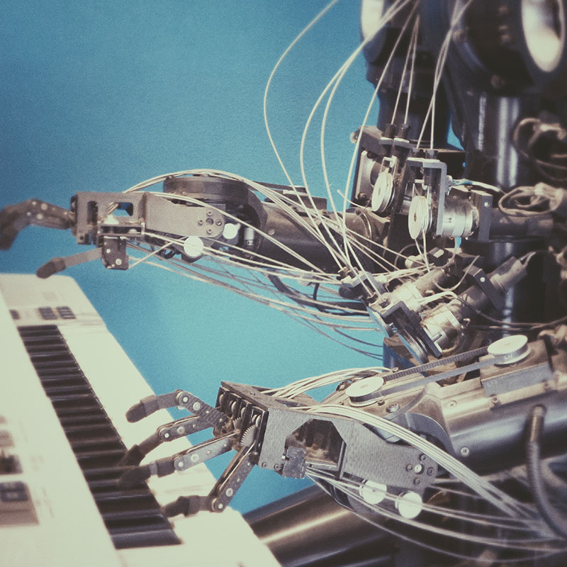 roboter-spielt-Klavier-key image