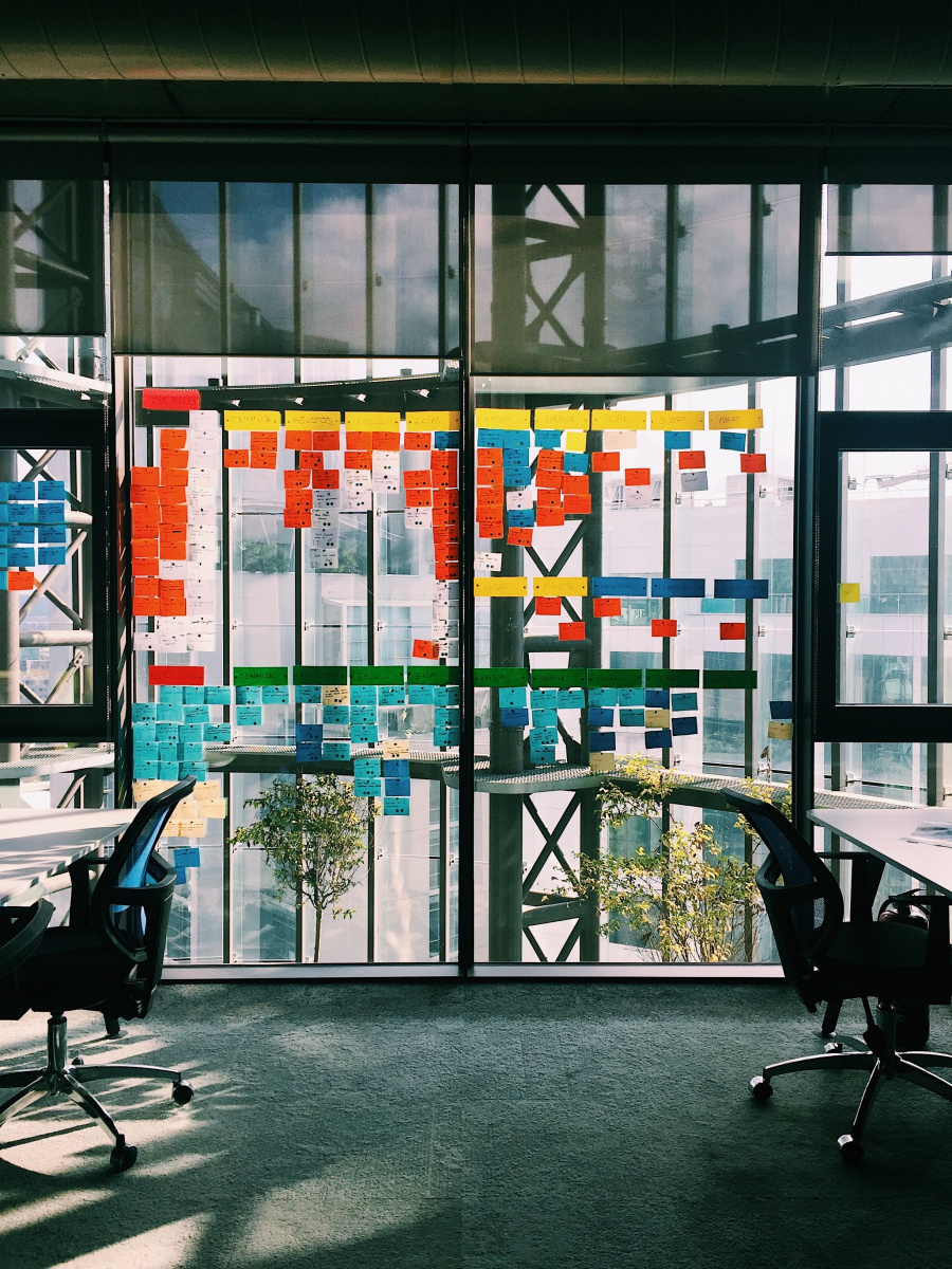 buerofenster-mit-postits