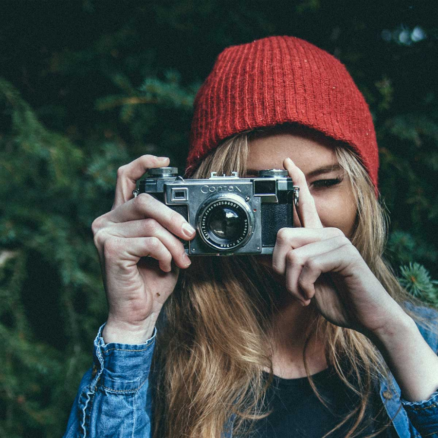 Frau macht Foto mit Kamera